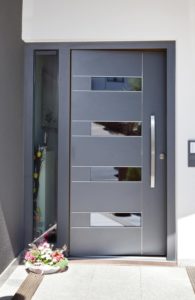 Входная алюминиевая дверь с холодным профилем